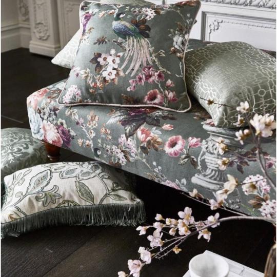 elegans textil kastely villa polgari lakas vintage stilus egyedi butor karpit puff kanape fotel parna szek fuggony szines madaras virag mintas.jpg